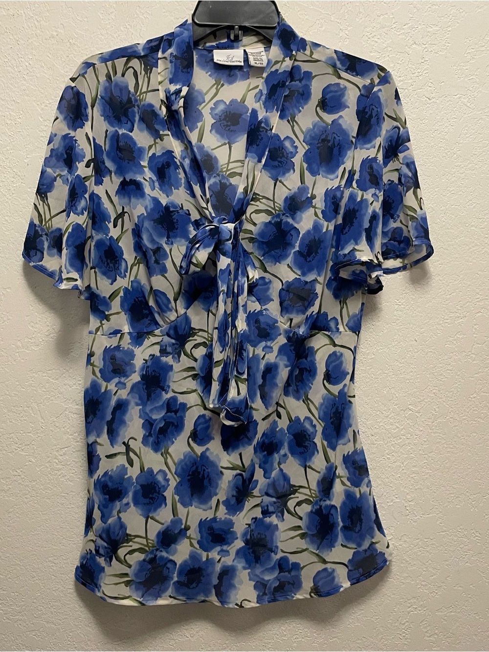 Jaclyn Smith XL Blouse  Blue and white sheer blouse with tie front